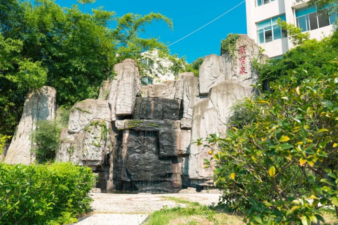 校园泉水.jpg