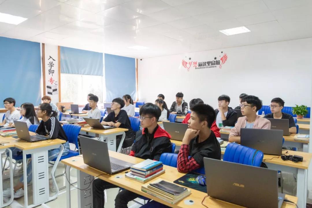 学生上课.jpg