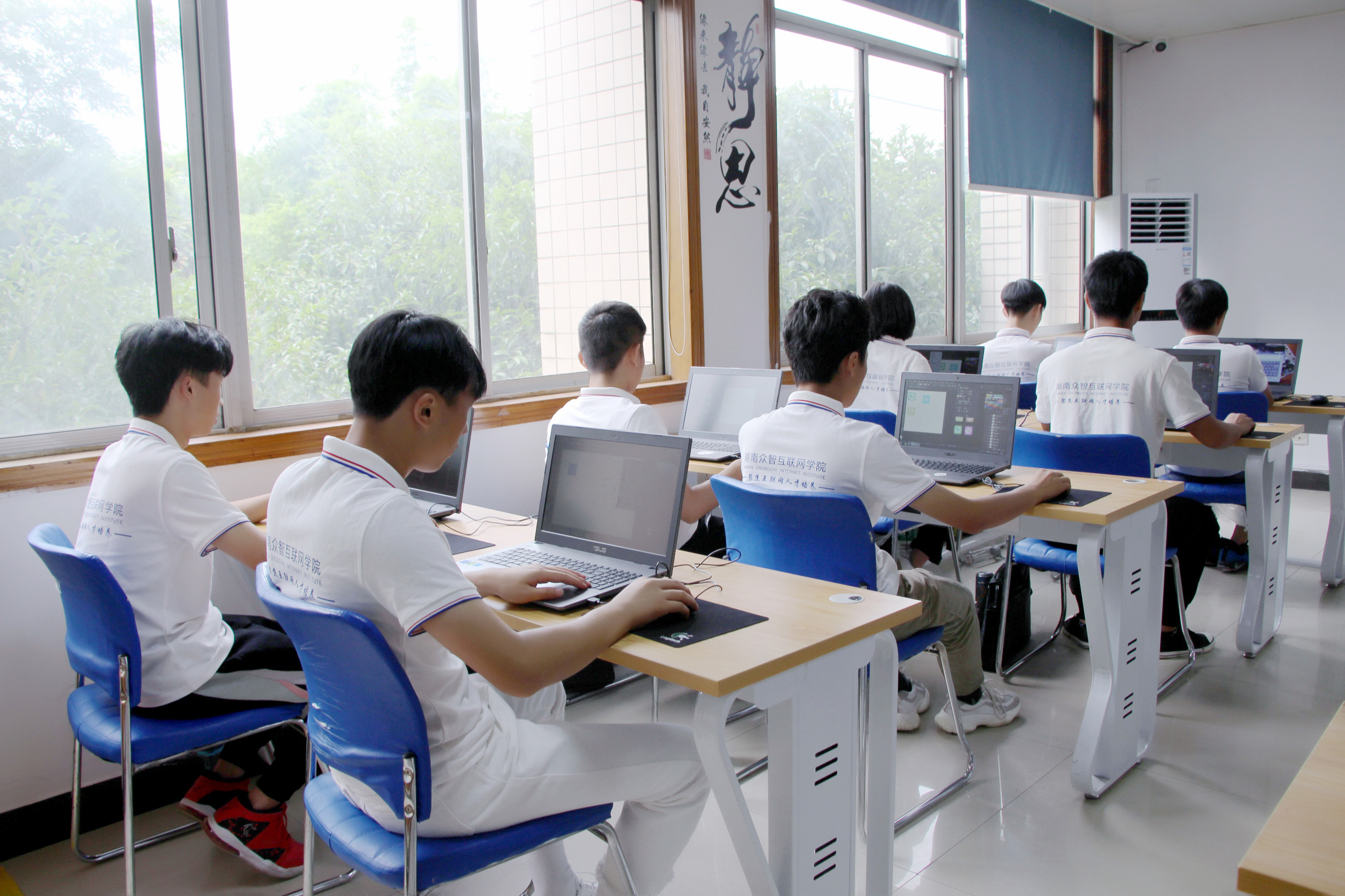 学生上课 (3) 拷贝.jpg
