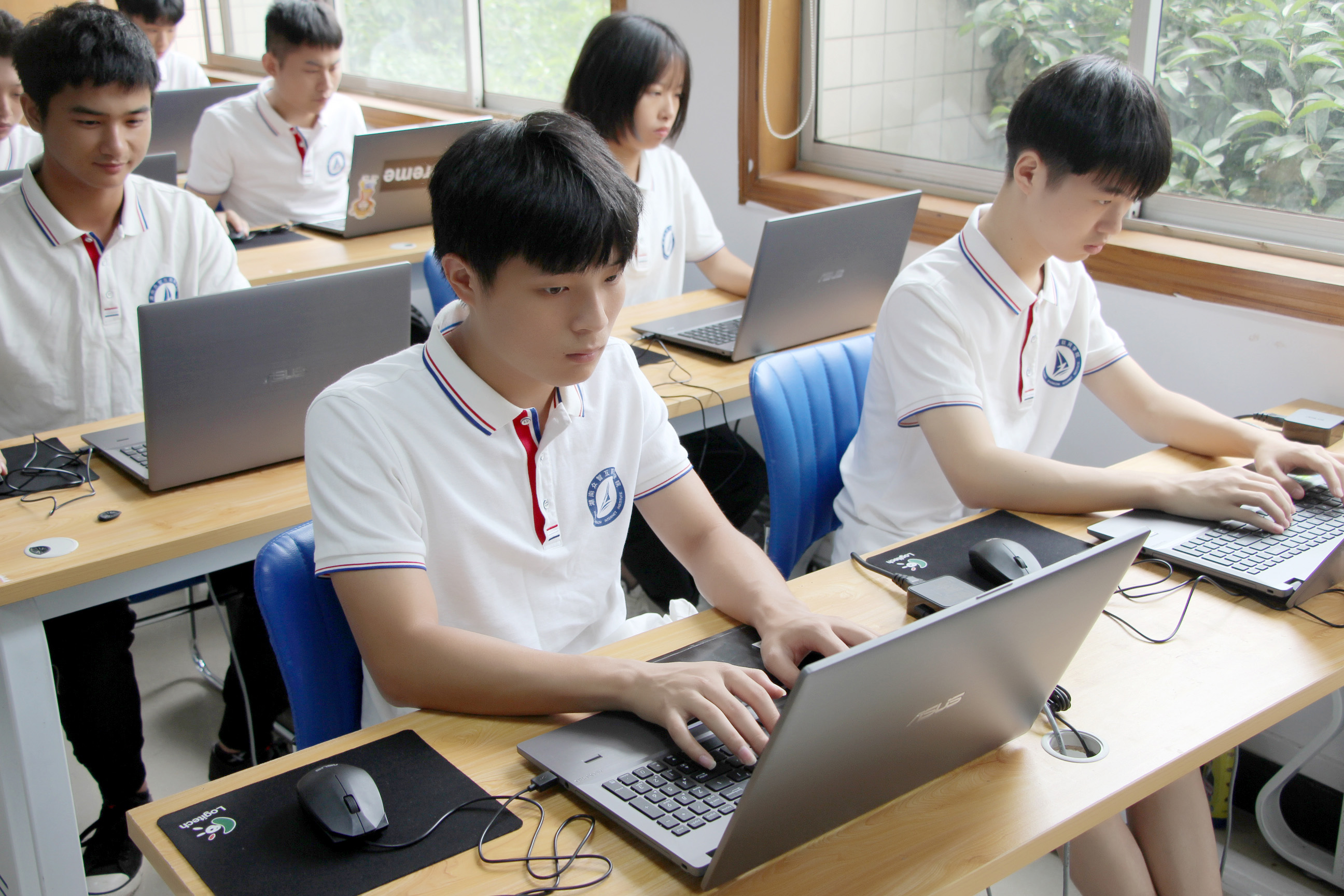 学生上课 (2) 拷贝.jpg